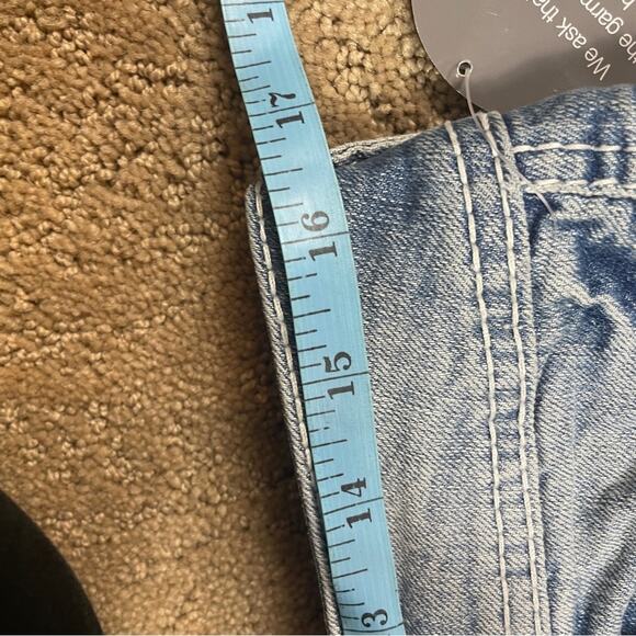 Vanity Premium Distressed Curvy Cropped Jeans Size 29 NWT - Picture 6 of 9